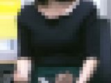 見つかっちゃった？　パンティーを見られて照れ笑いする彼女　