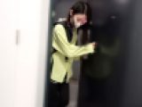 女性配達員④黒髪清楚の美人スタッフに玄関で脱衣交渉。美乳に美マンコを撮影し勃起不可避