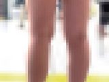 そんなミニスカだからバッグが引っかかってペロン…