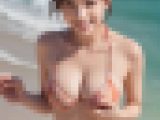 【動画】真夏のビーチでブラから美乳露出したガール?　