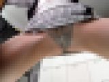 【再販】机の下にカメラ設置★サテンTバックOLお姉さんと透けパンOLお姉さんを覗くパンチラ