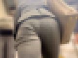 素人OLのパツパツ美尻を階段下から堪能！自慢のケツを突き出しながら浮き出すクロッチで男をたぶらかす!