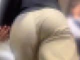 素人OLのパツパツ巨尻を階段下から堪能！自慢のムッチリ巨尻を突き出し食い込みで男を挑発!