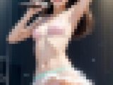 【写真集】過激なファンサービス！ステージ上のアイドルがスカートをまくり上げてパンツ丸見えになっている姿