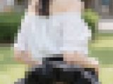 【動画】揺れるミニスカートの誘惑?　パンティが見えている午後の公園さんぽ