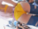 超高画質FHD動画 エロレイヤーに群がる無数のカメコ達 レイヤーの股間尻をゼロ距離ローアン撮りNO-2 黄色ビキニちゃん編