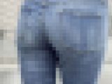 思わず触りたくなるムッチリエロケツで男を誘惑するお姉さん